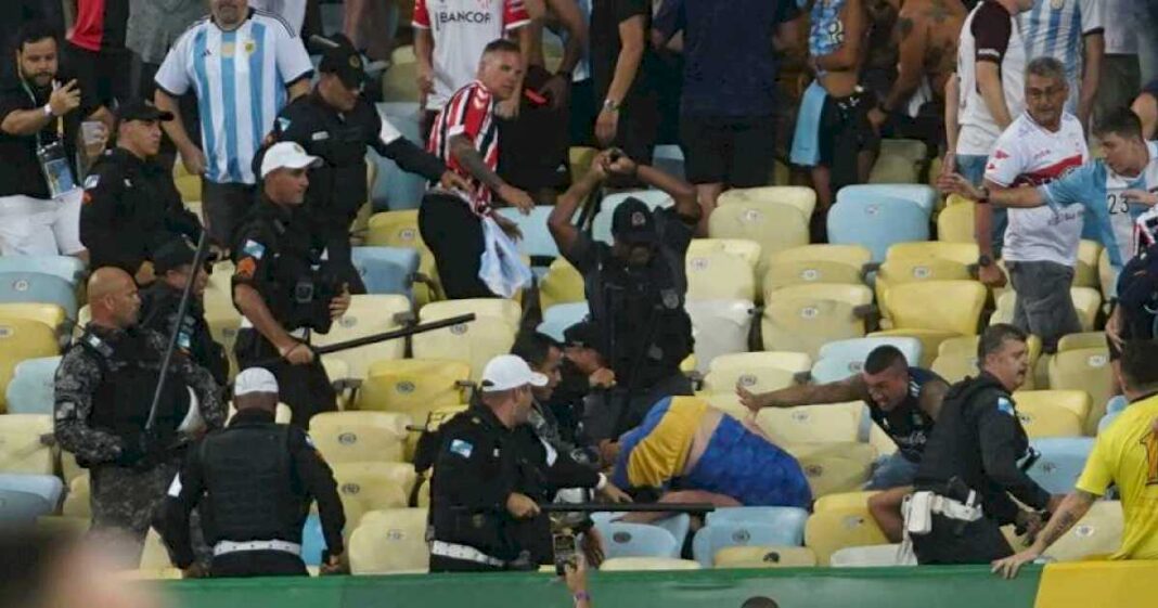 una-hincha-argentina-fue-detenida-por-racismo-tras-la-represion-en-el-estadio-maracana