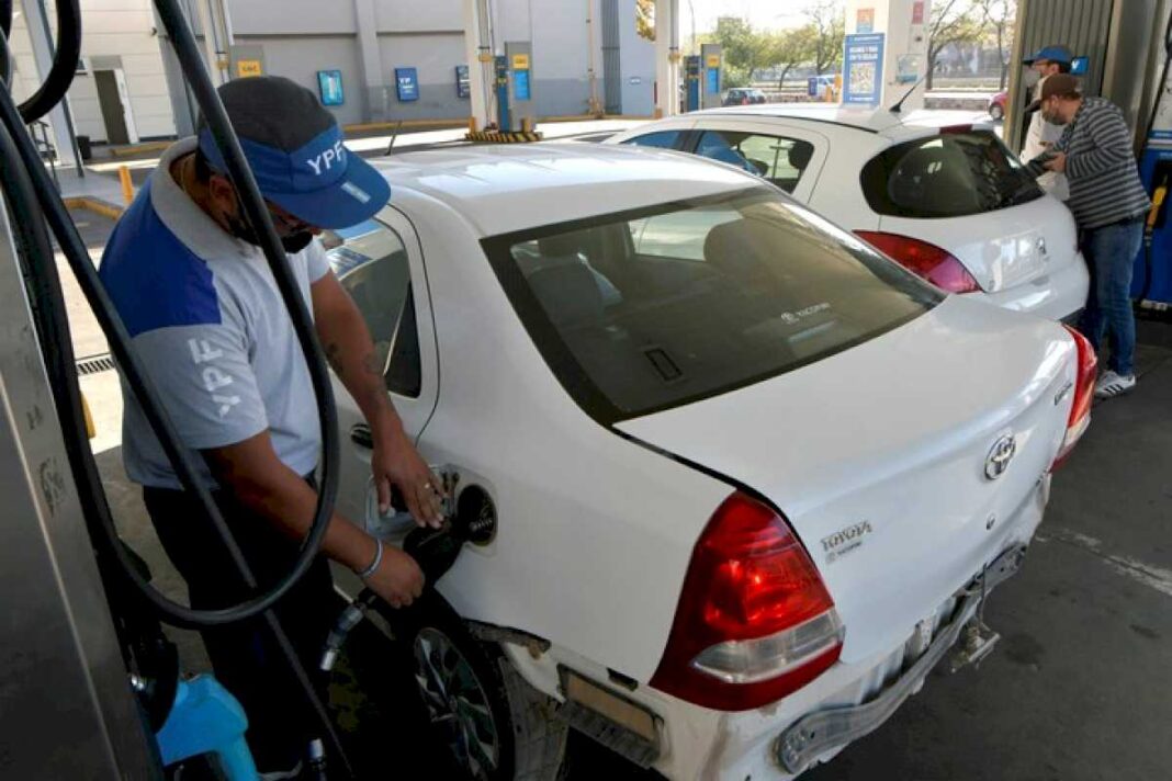 ypf-aumenta-la-nafta-y-el-gasoil-otro-10%-en-medio-de-la-transicion-politica:-como-quedan-los-precios