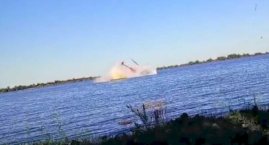 un-helicoptero-que-hacia-maniobras-peligrosas-cayo-al-rio-parana:-un-muerto