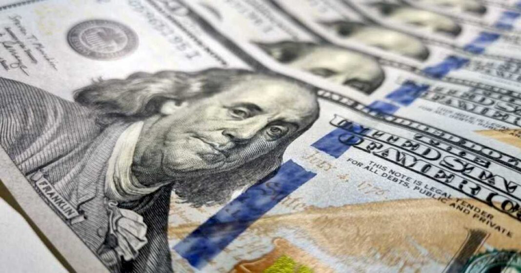 el-gobierno-de-alberto-se-va-con-otra-devaluacion:-dolar-mayorista-a-$-385-y-dolar-tarjeta-a-$-1021