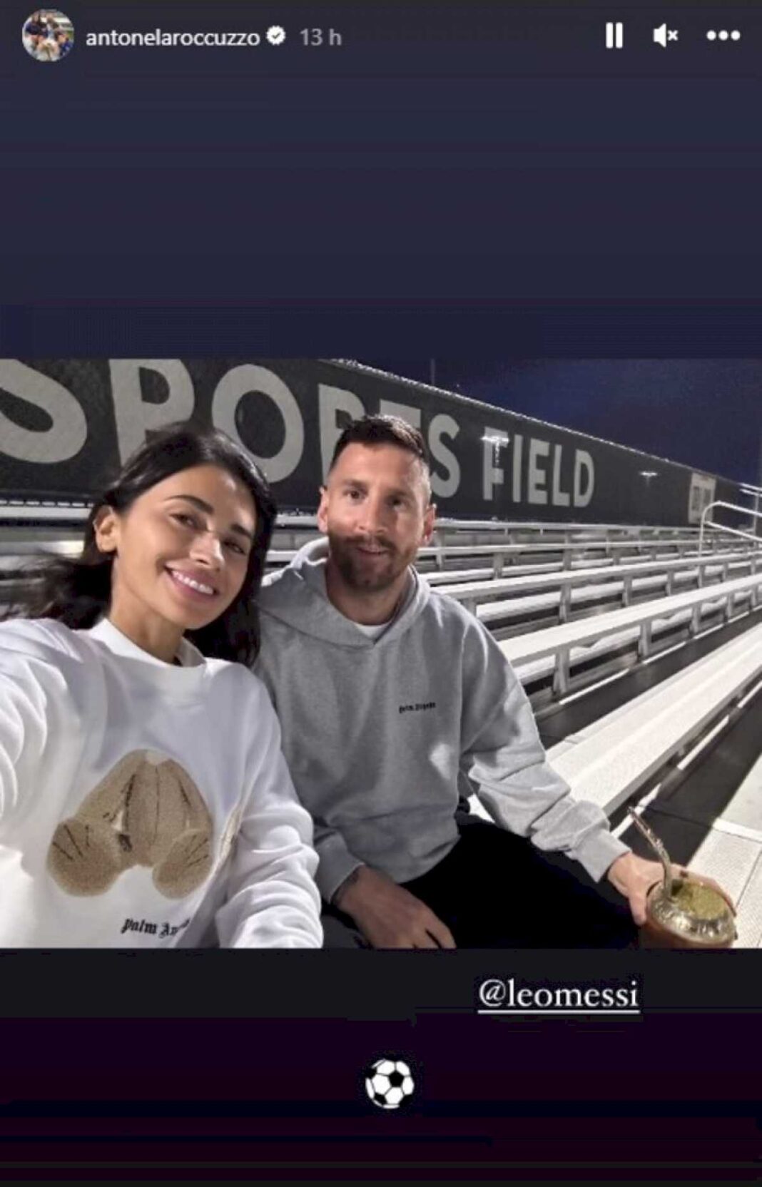 messi,-la-vida-tranquila-en-miami-y-una-foto-con-antonela-que-lo-resume-todo:-mate-en-la-tribuna-para-alentar-a-sus-hijos