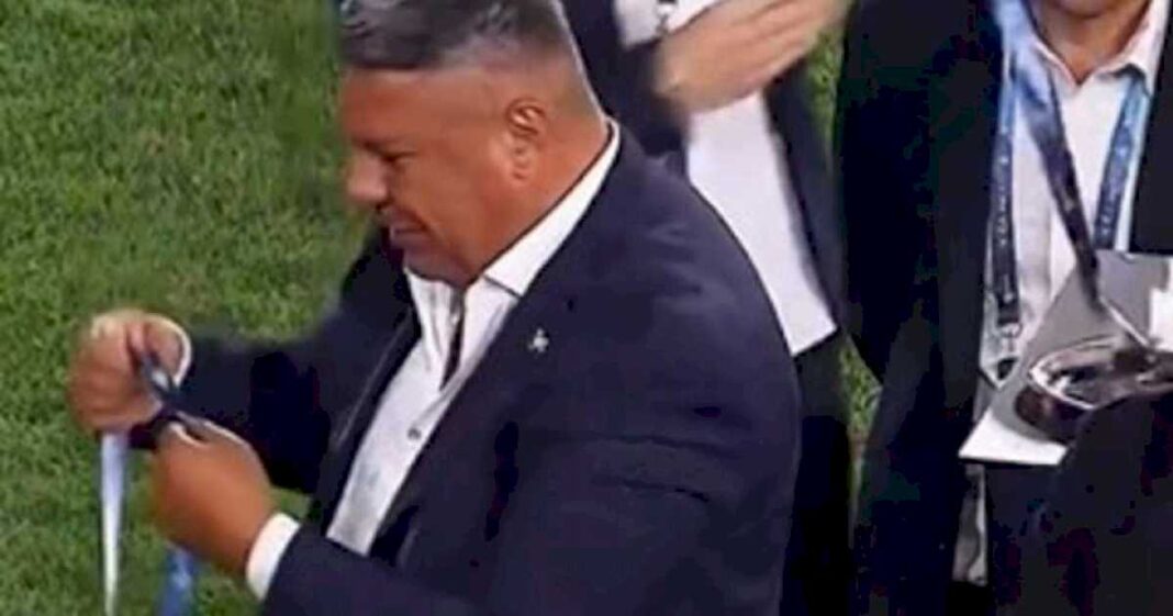 chiqui-tapia-y-un-incomodo-momento-en-la-premiacion-de-la-copa-argentina:-fue-insultado-por-la-hinchada-de-estudiantes