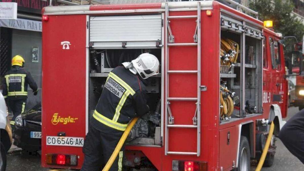 dos-heridos-por-inhalacion-de-humo-en-el-incendio-de-una-casa-en-palma-del-rio