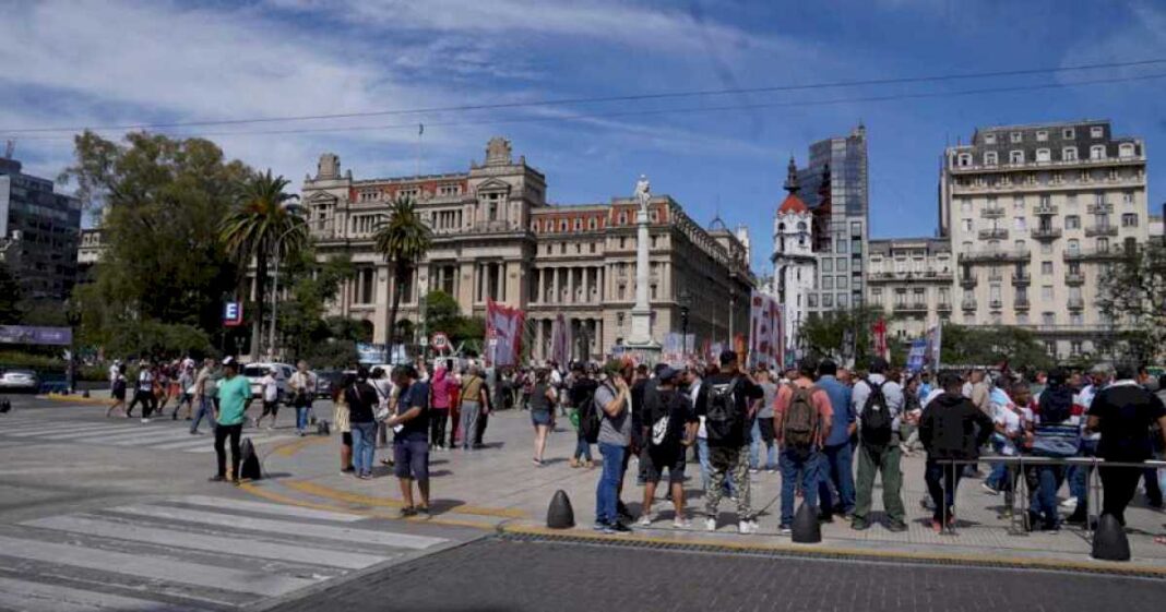 polemica-por-el-articulo-que-regula-las-protestas-y-obliga-a-pedir-permiso-si-mas-de-tres-personas-se-quieren-reunir-en-un-espacio-publico