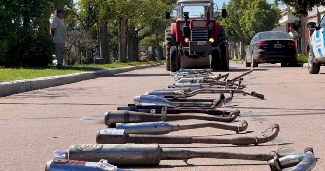 con-un-tractor-y-una-aplanadora,-un-intendente-destruyo-los-canos-de-escape-de-las-motos-ruidosas-en-una-medida-inedita