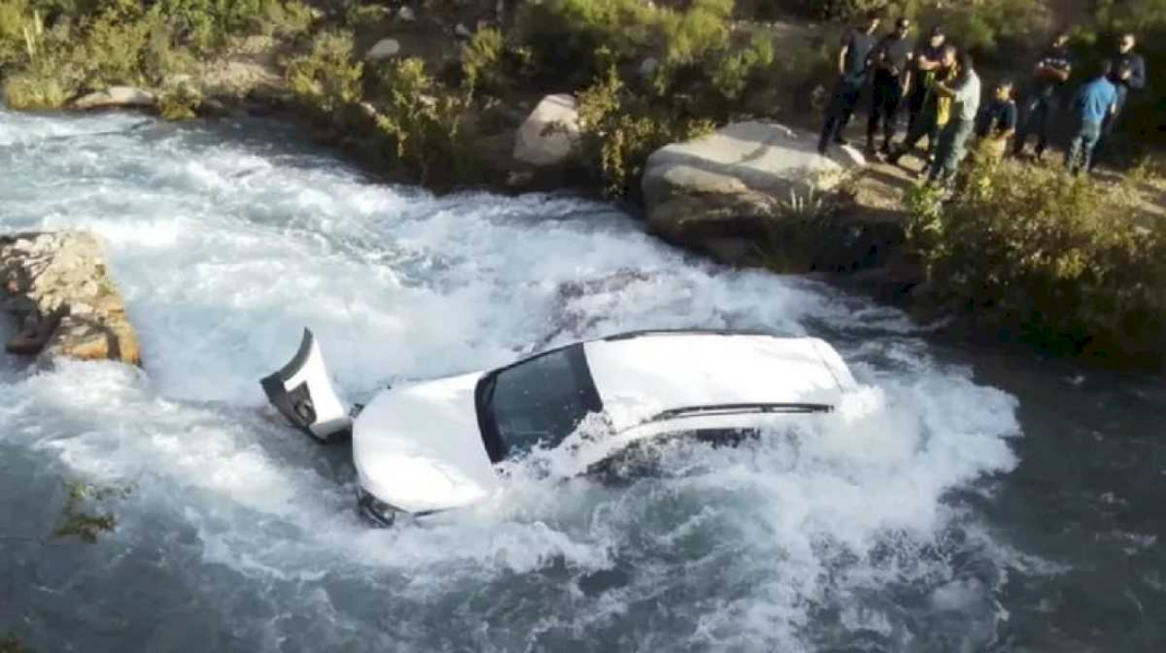 tragedia-en-mendoza:-una-joven-murio-luego-de-que-el-auto-en-el-que-viajaba-cayera-7-metros-hacia-un-arroyo