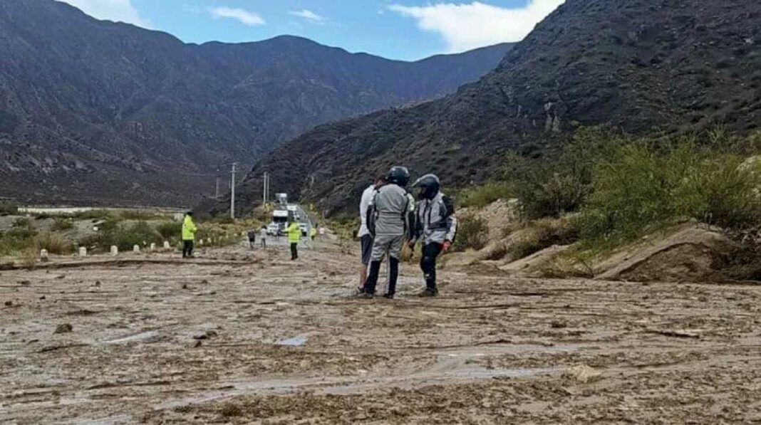 mendoza:-por-un-alud-en-alta-montana,-esta-cortada-la-ruta-internacional-7-y-hubo-cientos-de-vehiculos-varados