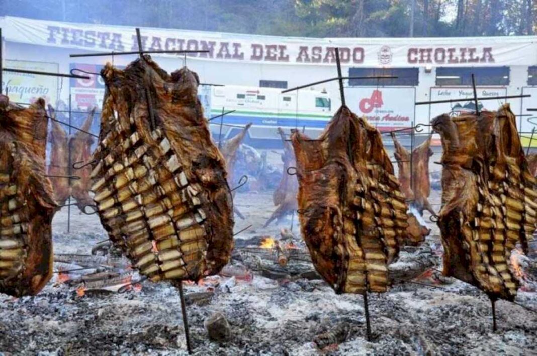 comenzo-la-fiesta-del-asado-en-cholila:-los-precios-de-la-porcion,-el-churrasco-y-el-choripan