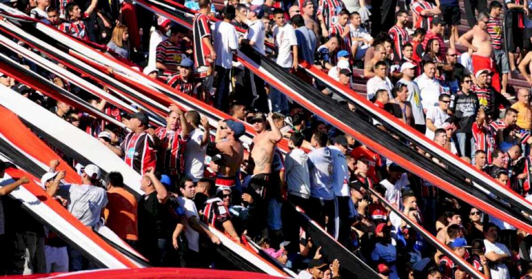 mataron-de-una-punalada-a-un-hincha-de-chacarita-de-43-anos-en-pleno-partido,-tras-un-choque-de-barras