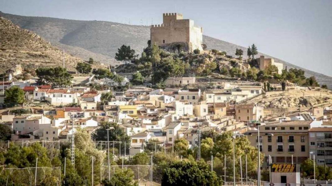 localizan-en-alicante-a-un-bebe-en-panales-andando-solo-por-la-calle