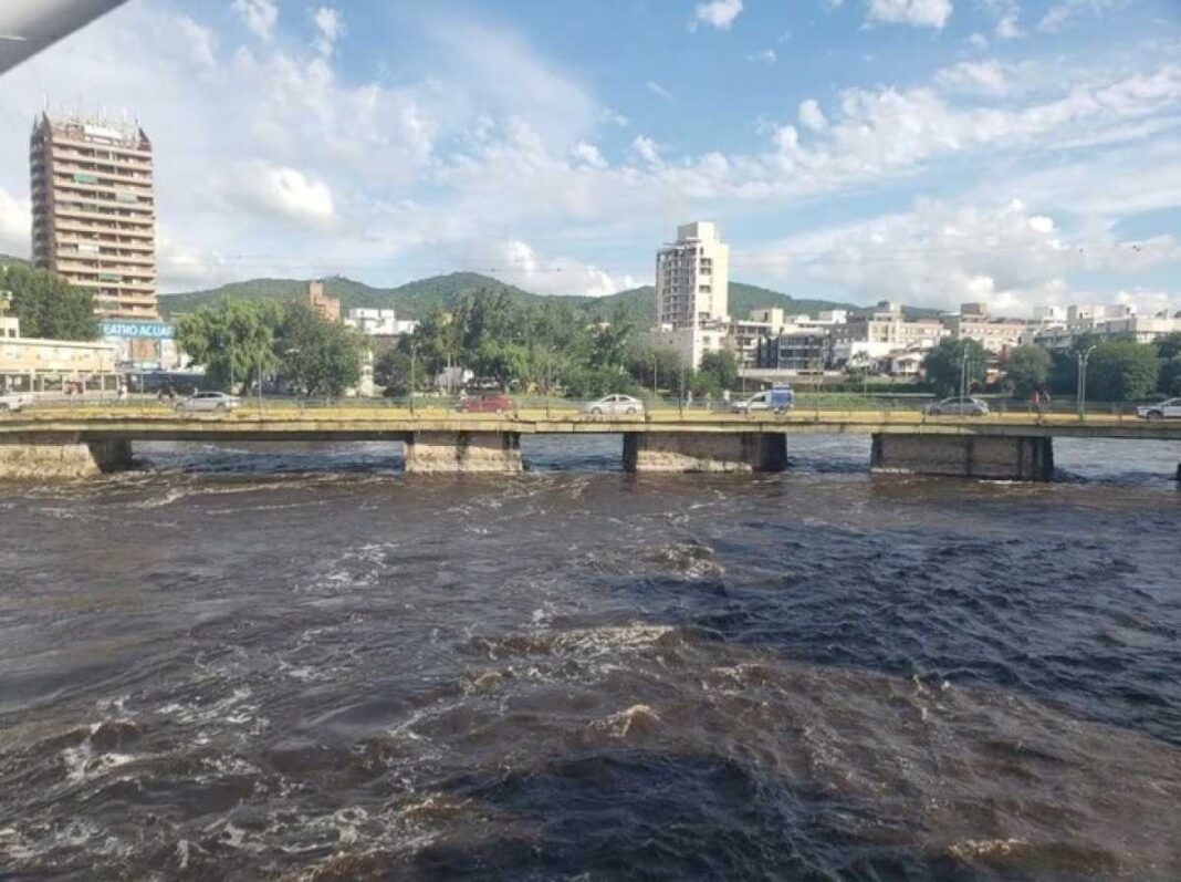 desesperada-busqueda-en-carlos-paz:-se-arrojo-a-un-rio-y-desaparecio-en-medio-de-la-creciente