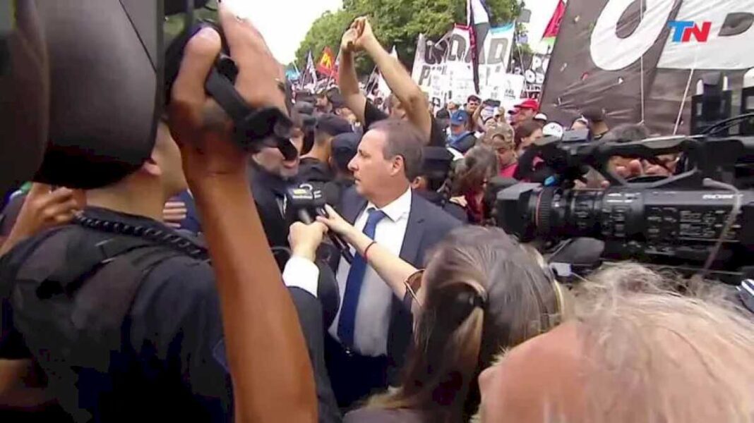 tension-frente-al-ministerio-de-capital-humano:-hubo-empujones-entre-la-policia-y-los-manifestantes