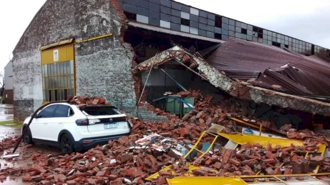 tormenta-en-buenos-aires:-se-derrumbo-un-galpon-en-bragado,-cayo-granizo-y-hubo-alerta-roja-en-ezeiza