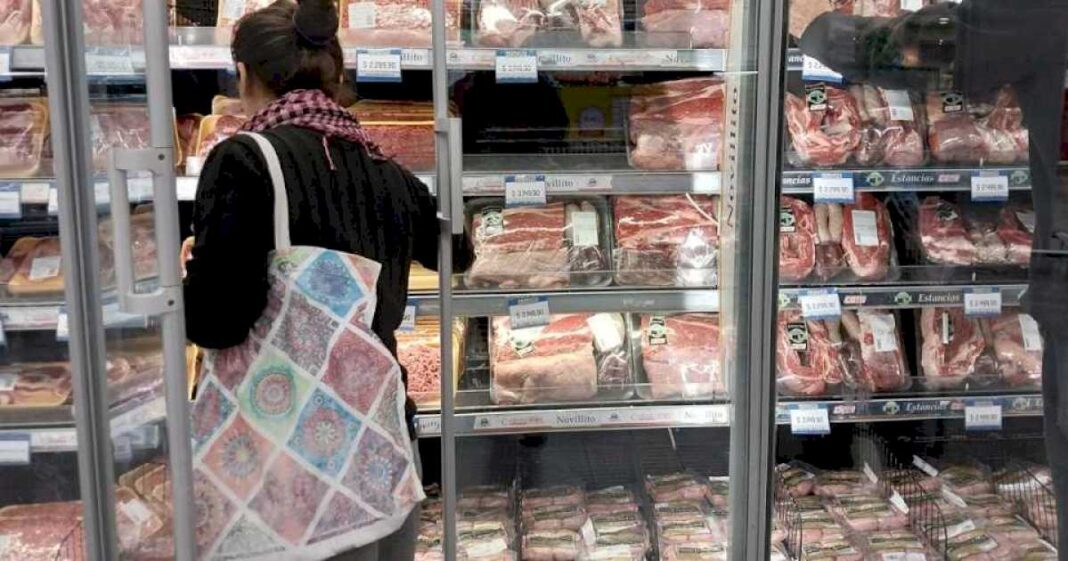 luis-caputo-dice-que-la-inflacion-se-esta-derrumbando:-estan-bajando-los-alimentos?