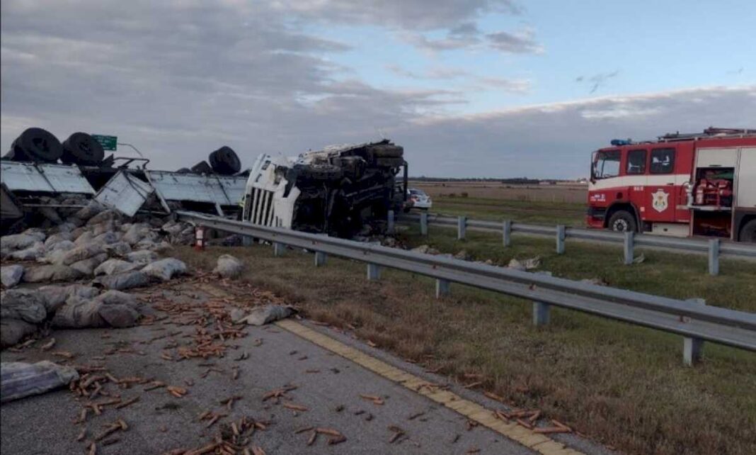 volco-un-camion-cargado-con-30-toneladas-de-zanahoria-en-cordoba:-sus-dos-ocupantes-sufrieron-graves-heridas