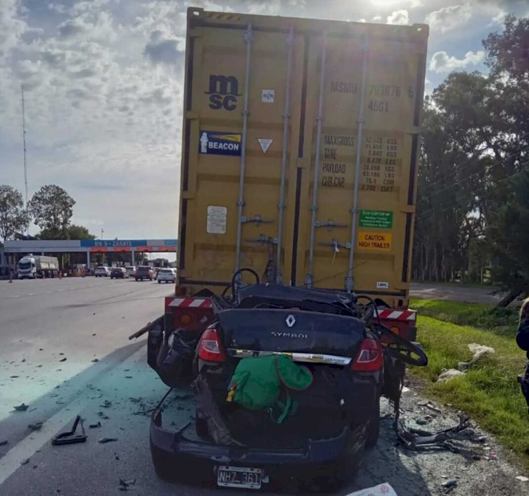 accidente-fatal-en-la-ruta-9:-murio-el-conductor-de-un-auto-tras-chocar-con-un-camion-estacionado