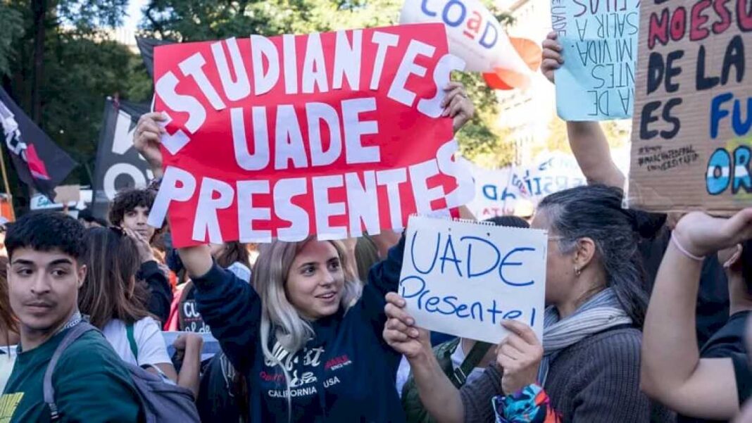 marcha-universitaria-por-el-presupuesto:-las-columnas-de-manifestantes-llegan-a-plaza-de-mayo-y-al-congreso