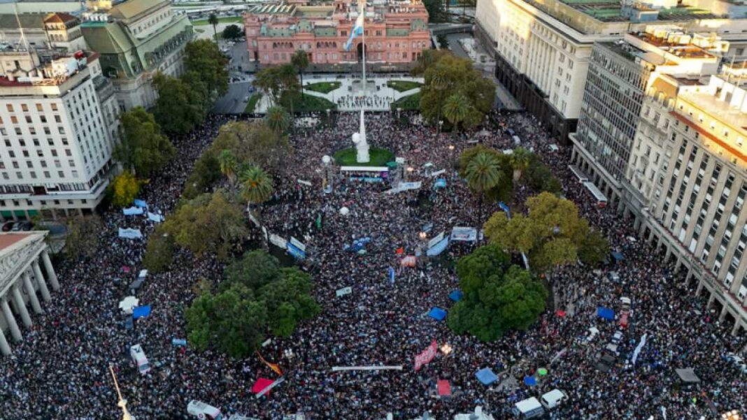 javier-milei-redobla-la-apuesta-tras-la-masiva-marcha-universitaria:-montaron-sobre-una-consigna-justa-un-acto-de-oposicion-al-gobierno