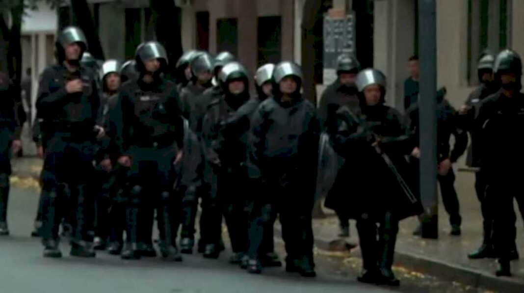 tension-en-la-sede-de-la-uta:-la-policia-de-la-ciudad-desalojo-una-protesta-de-choferes-de-colectivos