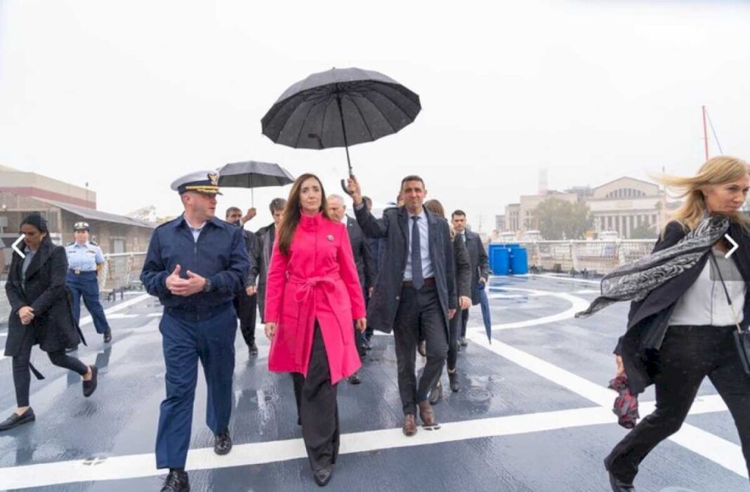 en-el-puerto-de-buenos-aires,-victoria-villarruel-recorrio-el-guardacostas-de-estados-unidos,-almorzo-con-el-capitan-y-los-prefectos