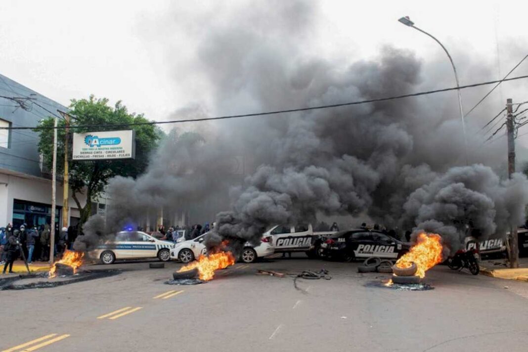 sin-acuerdo-salarial,-sigue-el-acampe-policial-en-misiones-y-aumenta-la-tension