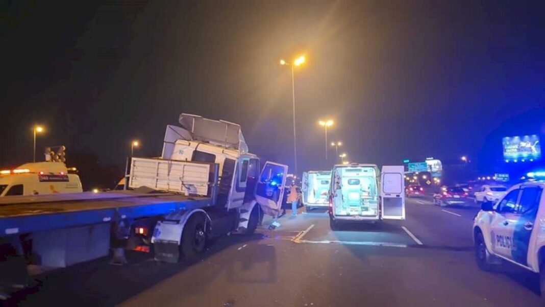 un-camion-choco-en-la-panamericana,-se-le-solto-el-contenedor-y-se-cruzo-de-via:-cinco-muertos-y-diez-vehiculos-involucrados