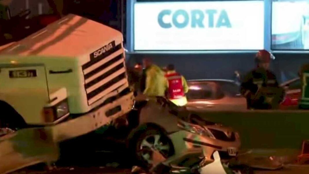 tragedia-en-la-panamericana:-el-cuarto-auto-no-aparece-y-se-complica-la-situacion-de-uno-de-los-conductores