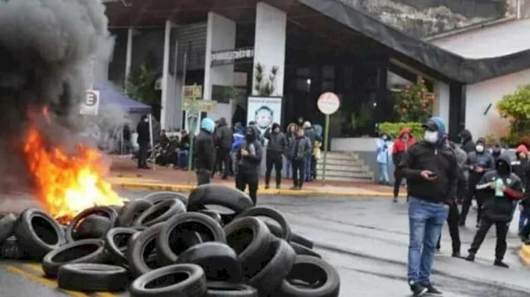 tension-en-misiones:-los-docentes-intentaron-entrar-a-la-legislatura-y-la-policia-tira-gas-pimienta