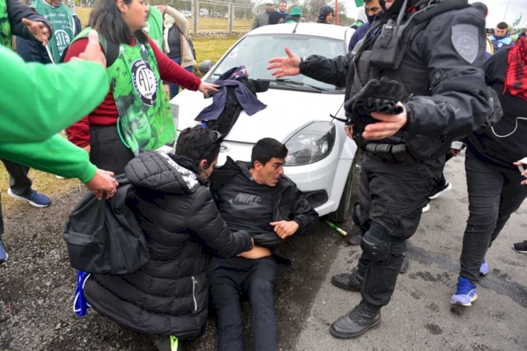 incidentes-en-cordoba-antes-de-la-llegada-de-milei:-enfrentamientos-entre-manifestantes-de-ate-y-gendarmeria