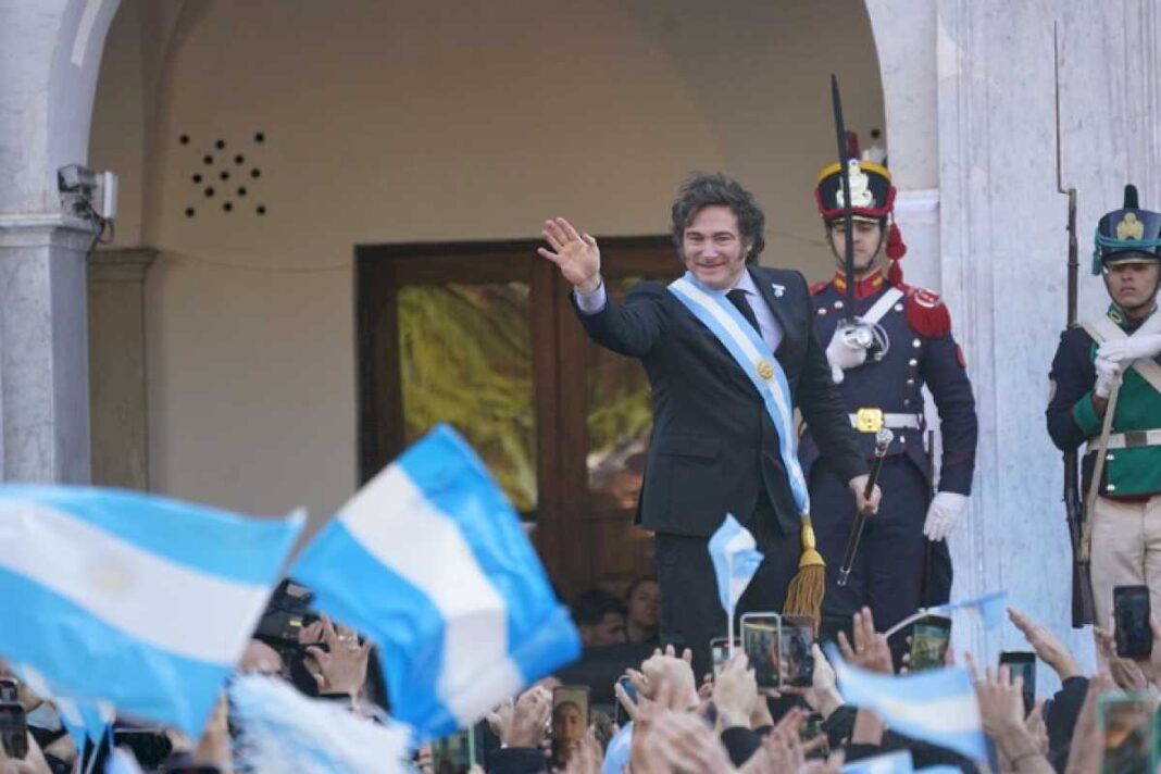 video:-el-efusivo-saludo-de-milei-desde-el-balcon-del-cabildo-de-cordoba