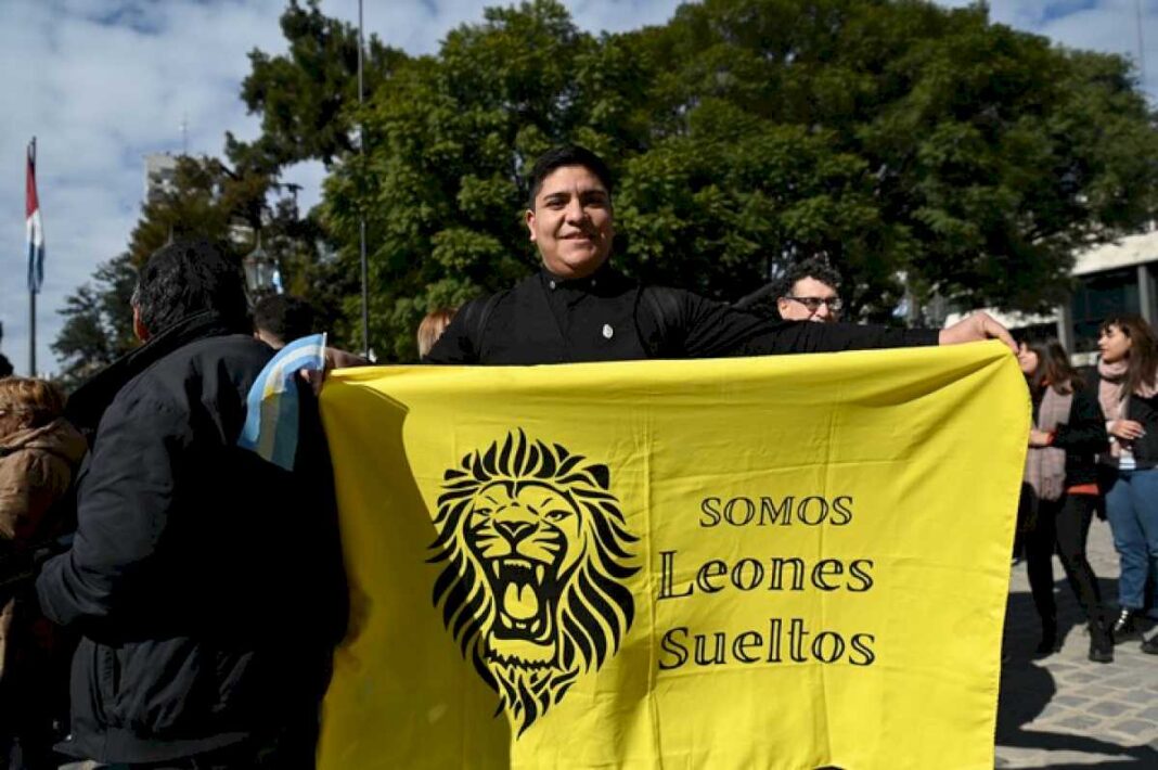 lo-que-no-se-vio-del-acto-de-javier-milei-en-cordoba:-seguridad-extrema,-una-mano-dolorida-y-la-charla-secreta-con-martin-llaryora