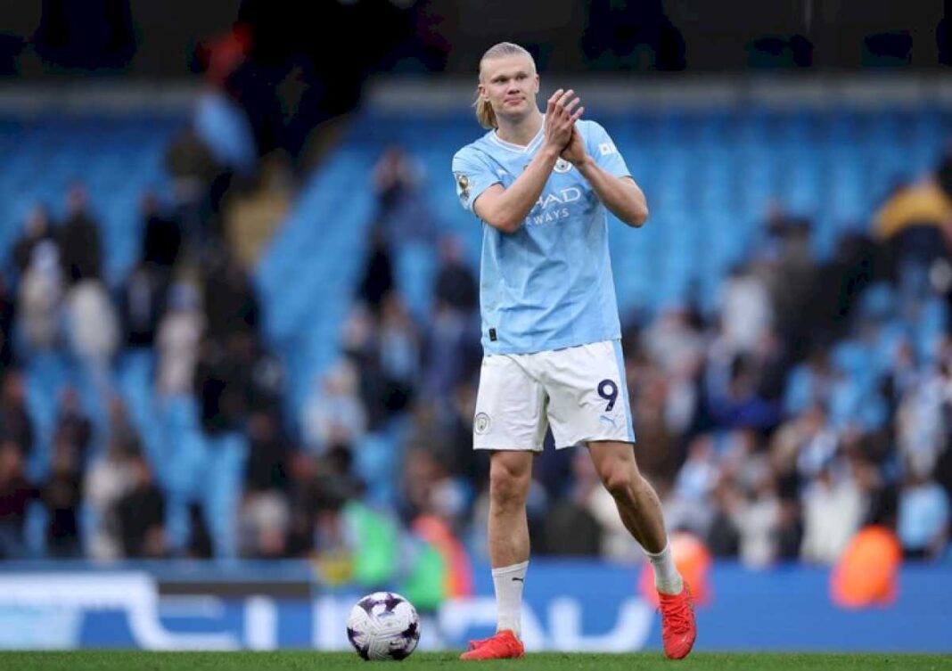 haaland-anoto-un-poker-en-menos-de-una-hora-y-julian-alvarez-aporto-lo-suyo-para-la-goleada-de-manchester-city:-que-pelea-cabeza-a-cabeza-con-arsenal