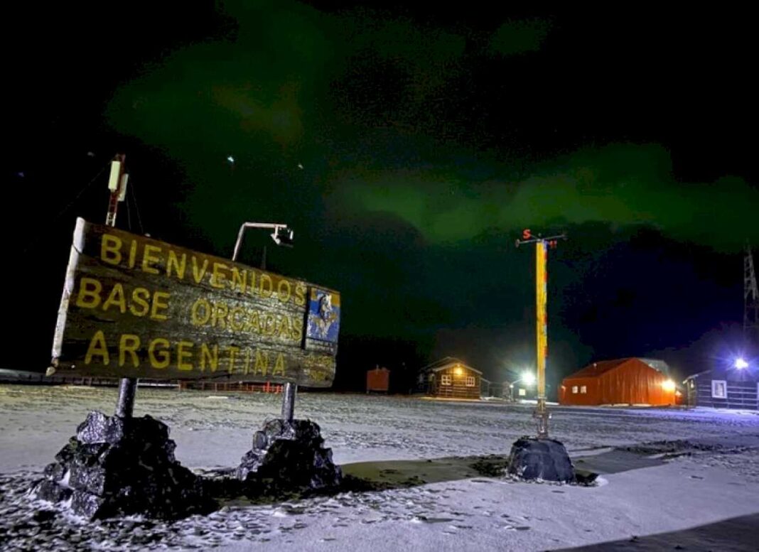 la-aurora-austral-generada-por-una-tormenta-solar-tino-el-cielo-de-tierra-del-fuego-y-la-antartida,-y-dejo-imagenes-impactantes