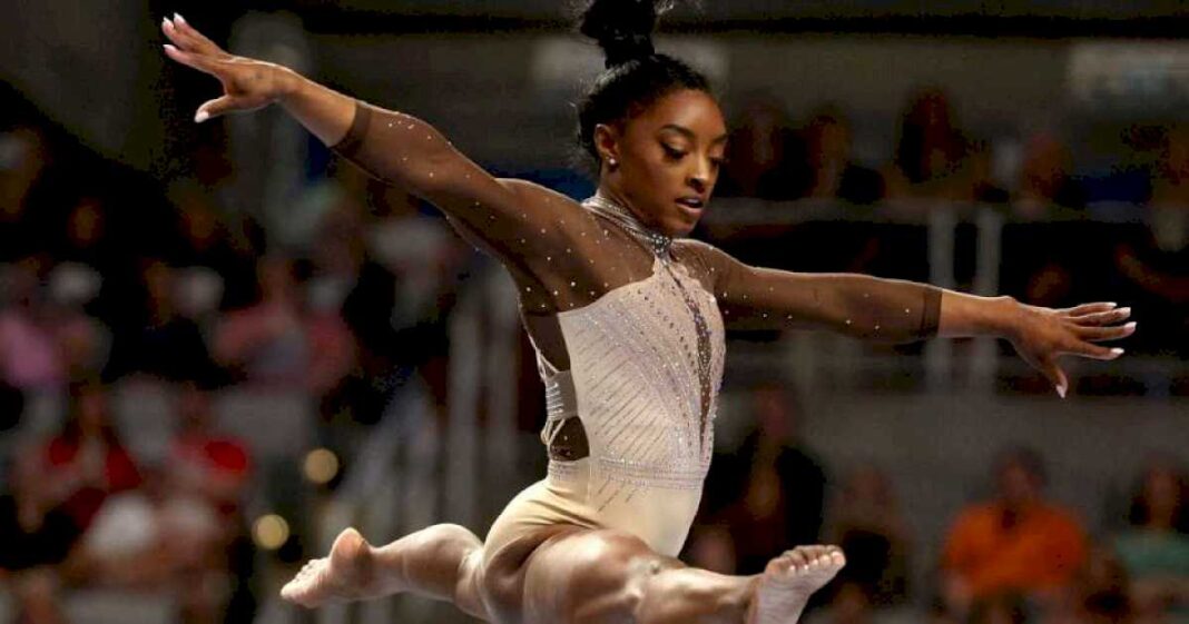 simone-biles-fallo-el-salto-imposible-que-solo-ella-puede-hacer,-pero-igual-arraso-en-el-campeonato-nacional-con-la-mira-puesta-en-paris