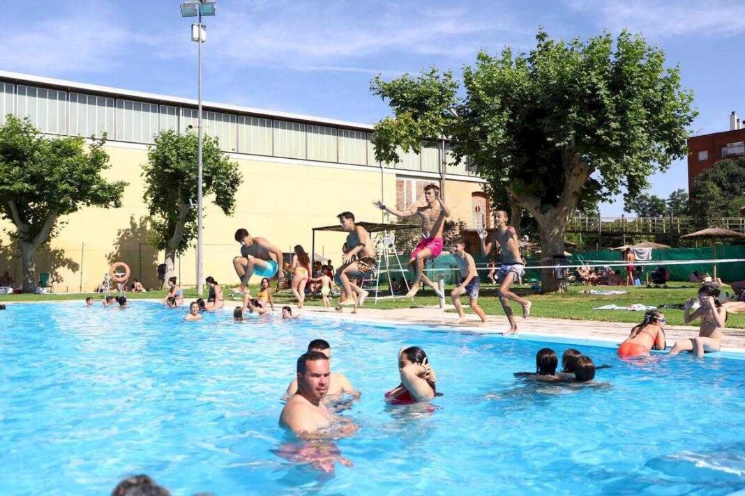 los-primeros-chapuzones-de-las-piscinas-en-cordoba:-esto-es-una-bendicion