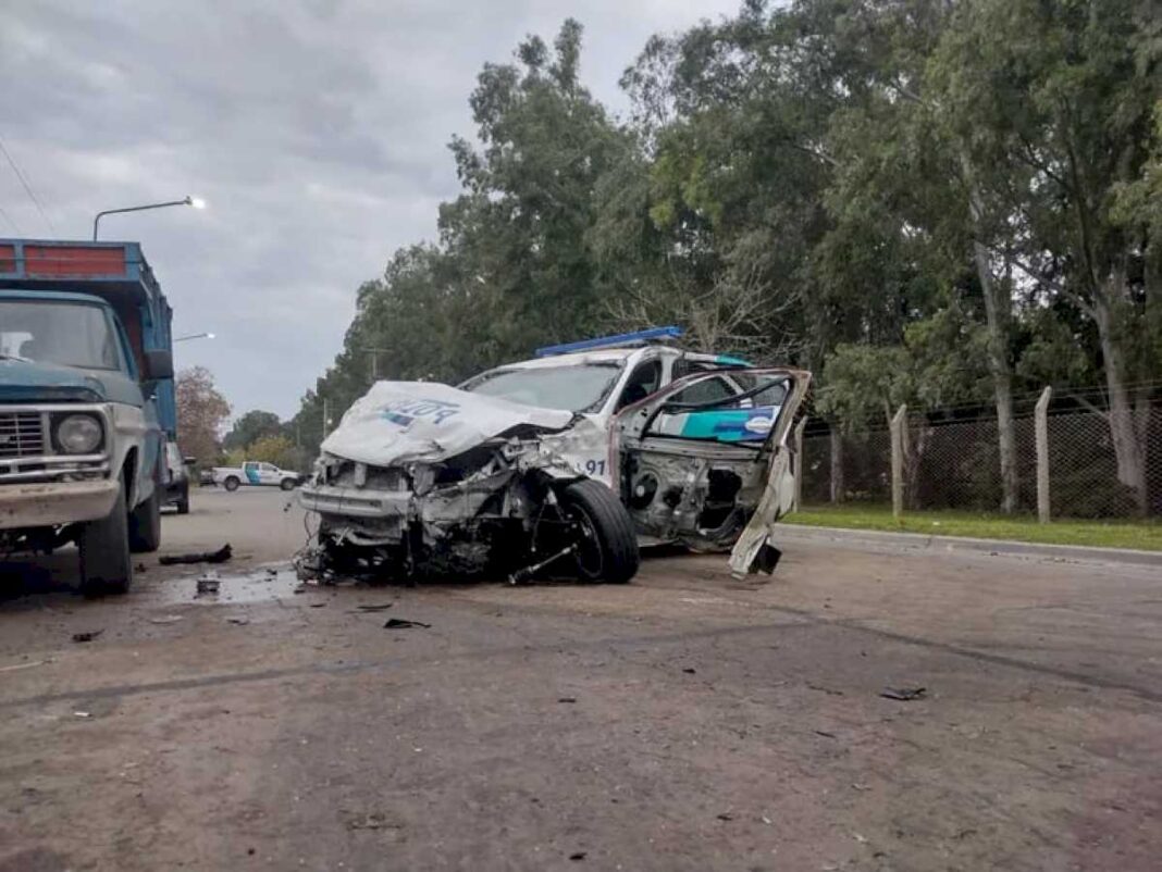 video:-un-patrullero-perseguia-una-moto-a-toda-velocidad,-choco-con-otro-auto-y-murieron-dos-personas