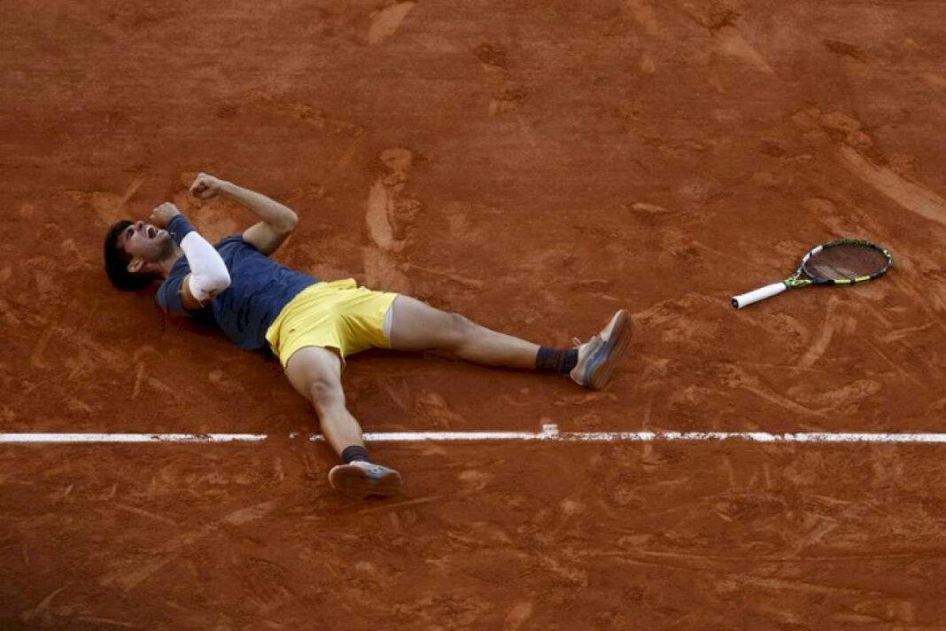 carlos-alcaraz,-campeon-de-roland-garros:-todos-los-records-de-un-talento-precoz-y-un-tatuaje-de-la-torre-eiffel-en-el-tobillo-como-recuerdo