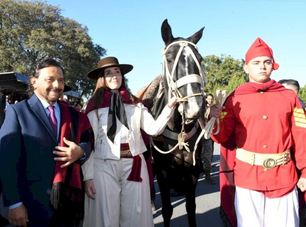 victoria-villarruel-desfilo-a-caballo-en-salta,-mientras-diputados-libertarios-se-fueron-del-acto-por-el-discurso-del-gobernador