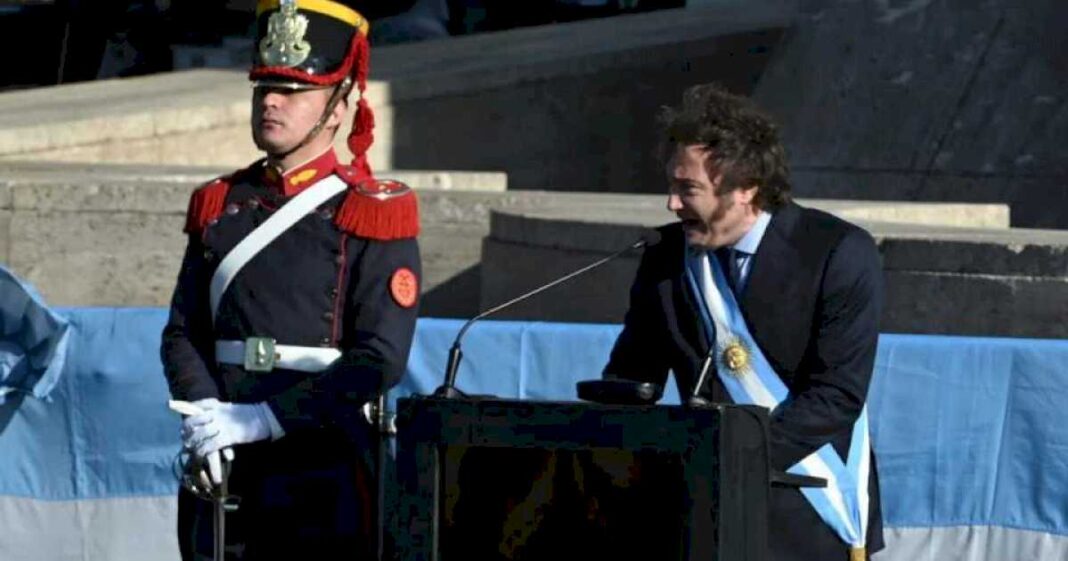 javier-milei-aterrizo-en-madrid-en-medio-de-la-tension-con-pedro-sanchez:-recibe-dos-premios-y-habra-marchas-a-favor-y-en-contra