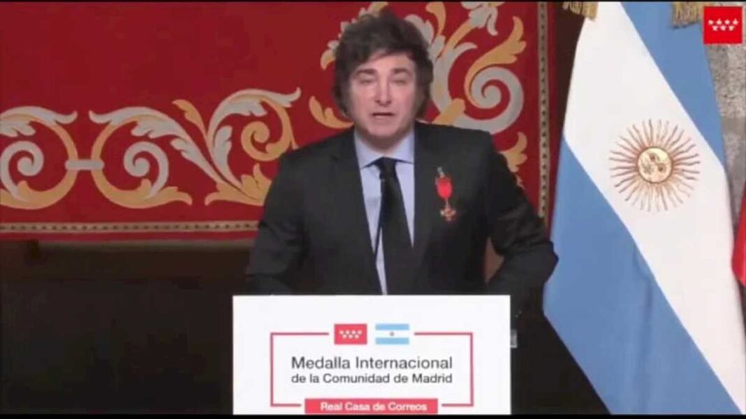 milei-recibio-una-medalla-de-la-alcaldesa-de-madrid-y-volvio-a-criticar-a-pedro-sanchez