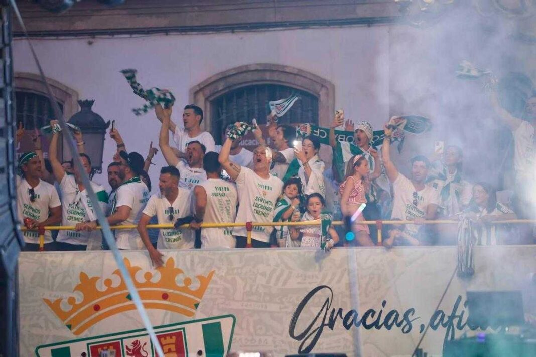 el-cordoba-cf-celebra-su-ascenso:-illa,-illa,-illa,-volamos-en-las-tendillas!