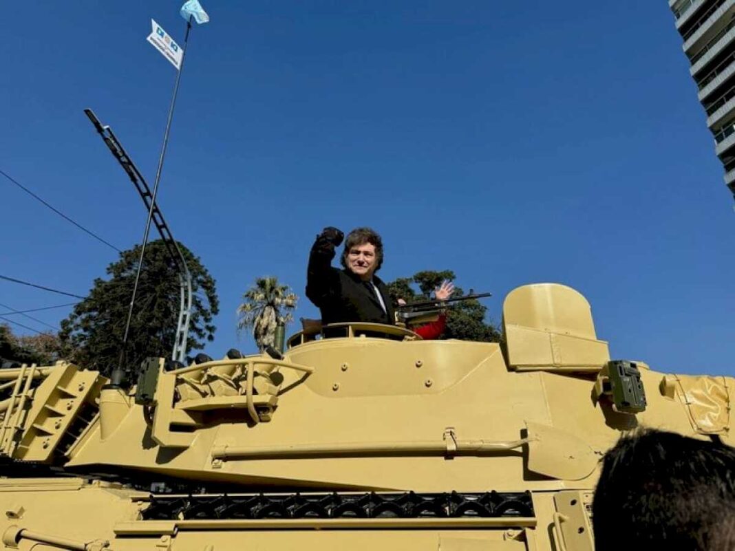 desfile-militar-por-el-9-de-julio:-javier-milei-y-victoria-villarruel-se-subieron-a-un-tanque-del-ejercito-y-recorrieron-un-tramo-por-avenida-del-libertador