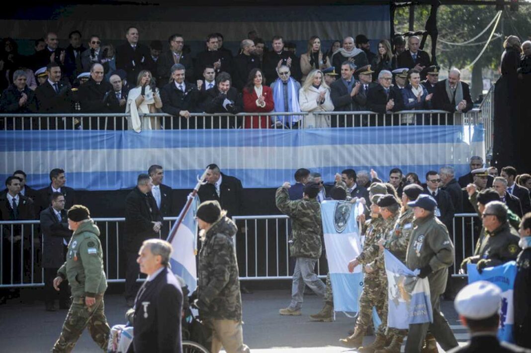 les-asusta-ver-un-tanque-o-un-argentino-con-uniforme:-el-gobierno-de-milei-defendio-el-desfile-militar-y-acuso-al-kirchnerismo-de-desfinanciar-las-fuerzas-armadas