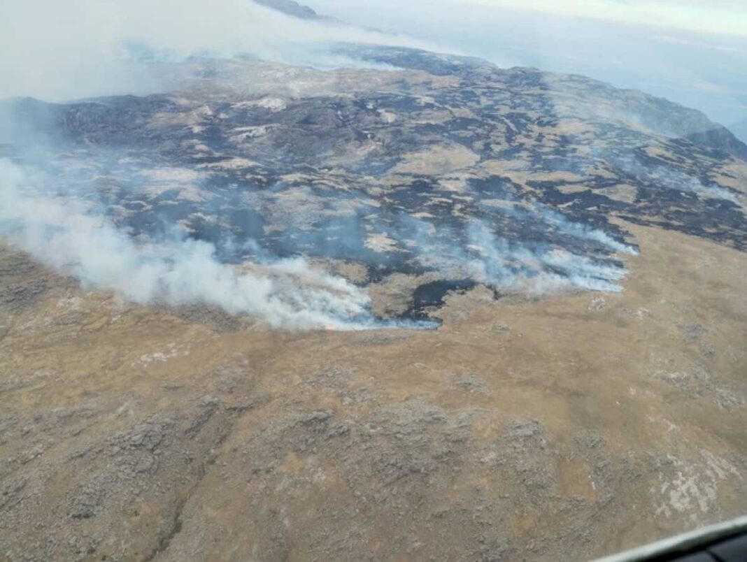 incendio-forestal-en-cordoba:-la-rotacion-del-viento-complica-los-trabajos-de-extincion-del-fuego-en-traslasierra