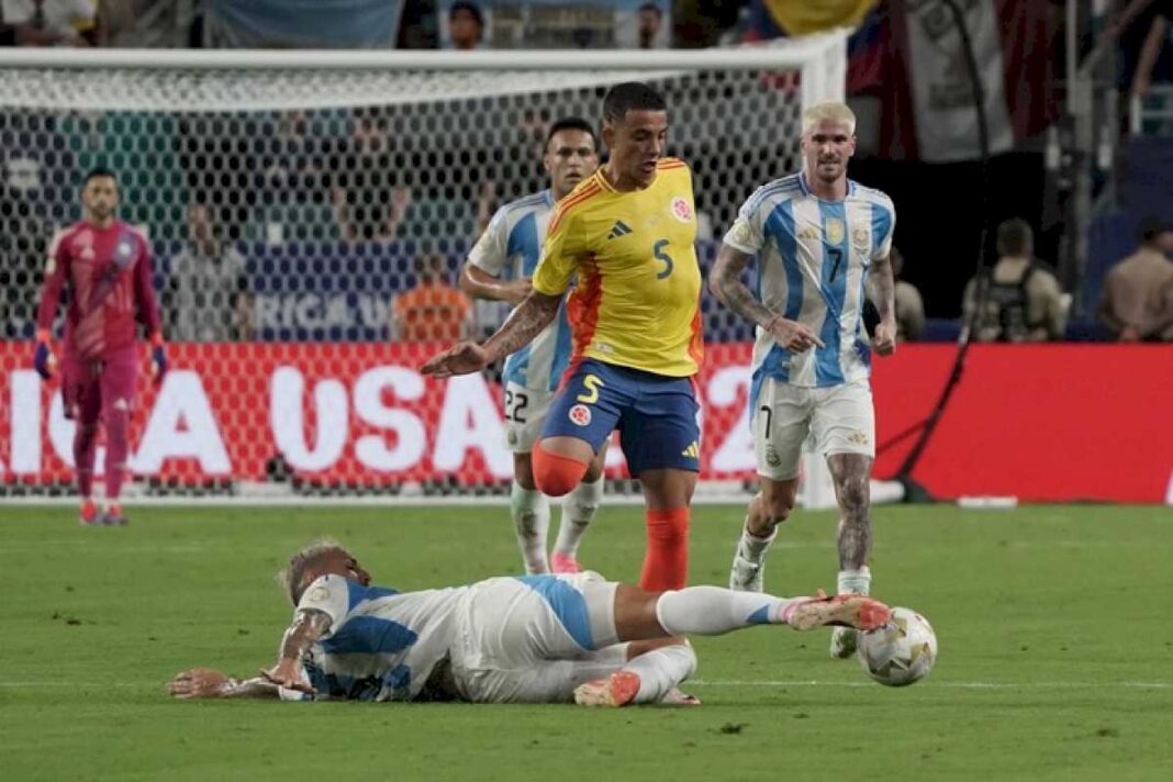 paredes,-el-tetracampeon-de-la-scaloneta-que-llena-sus-copas-con-vino-propio:-la-charla-con-messi-tras-la-lesion-que-lo-saco-de-la-final-y-el-legado-que-deja-di-maria