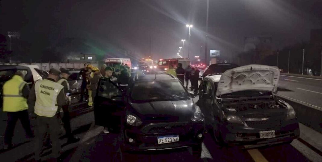 impresionante-choque-en-cadena,-con-al-menos-11-autos-involucrados,-en-la-autopista-buenos-aires-la-plata