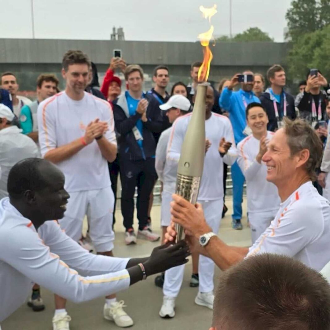 santiago-lange-y-un-emotivo-reconocimiento-previo-a-la-ceremonia-de-apertura-de-los-juegos-olimpicos:-fue-relevo-de-la-antorcha-de-atletas-legendarios