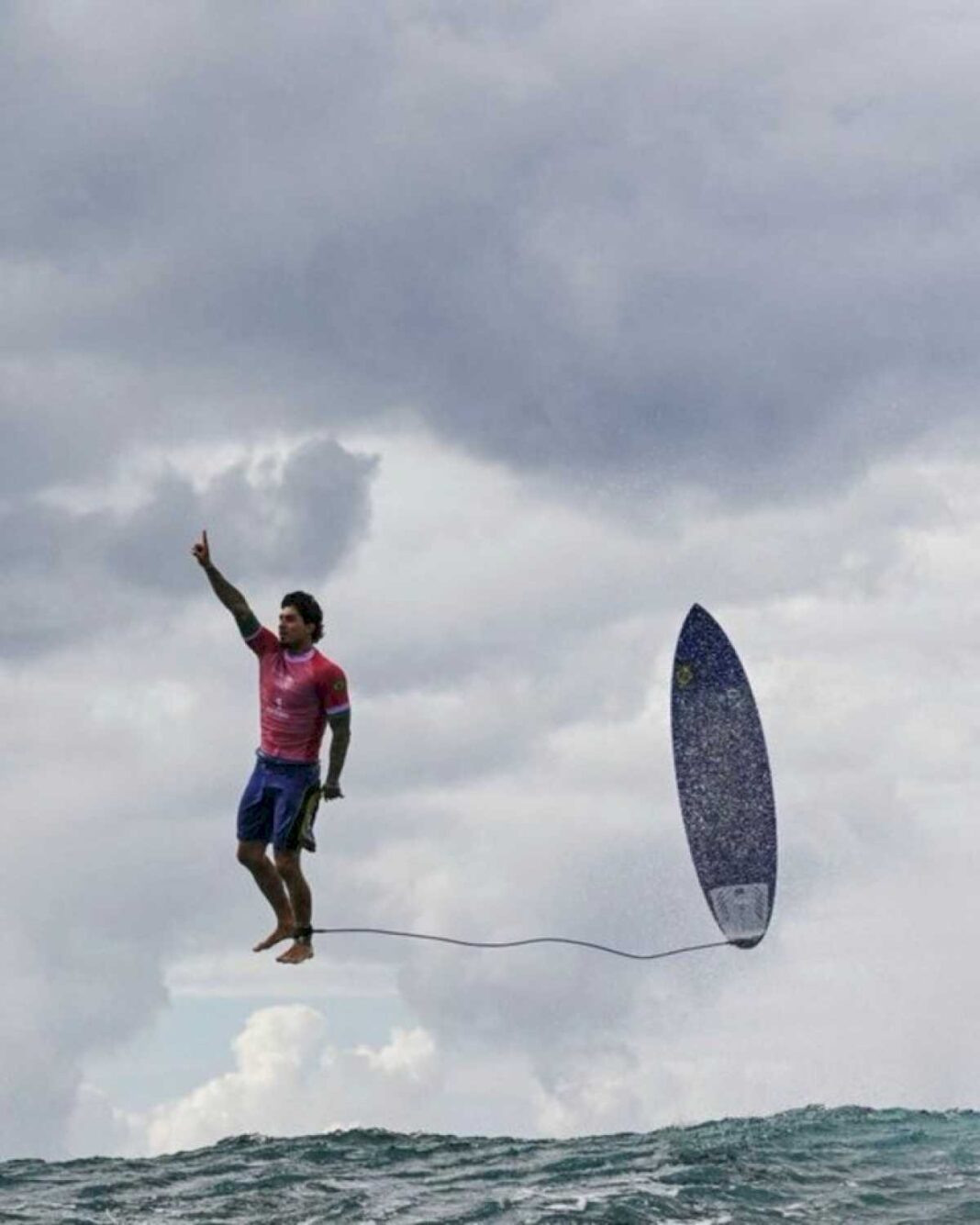 el-brasileno-gabriel-medina-domo-la-mejor-ola-de-la-historia-del-surf-olimpico-y-logro-(casi)-la-puntuacion-perfecta