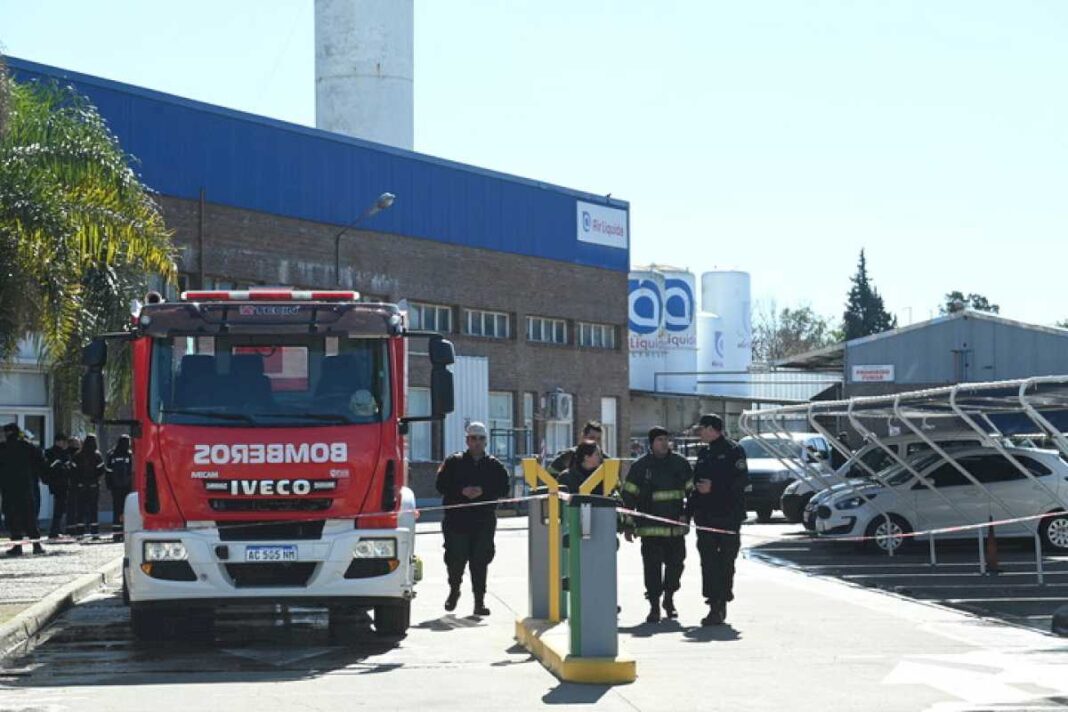 confirman-que-el-piloto-que-se-estrello-en-una-planta-industrial-en-rosario-era-ex-empleado:-la-ultima-foto-que-publico-antes-de-subirse-a-la-avioneta