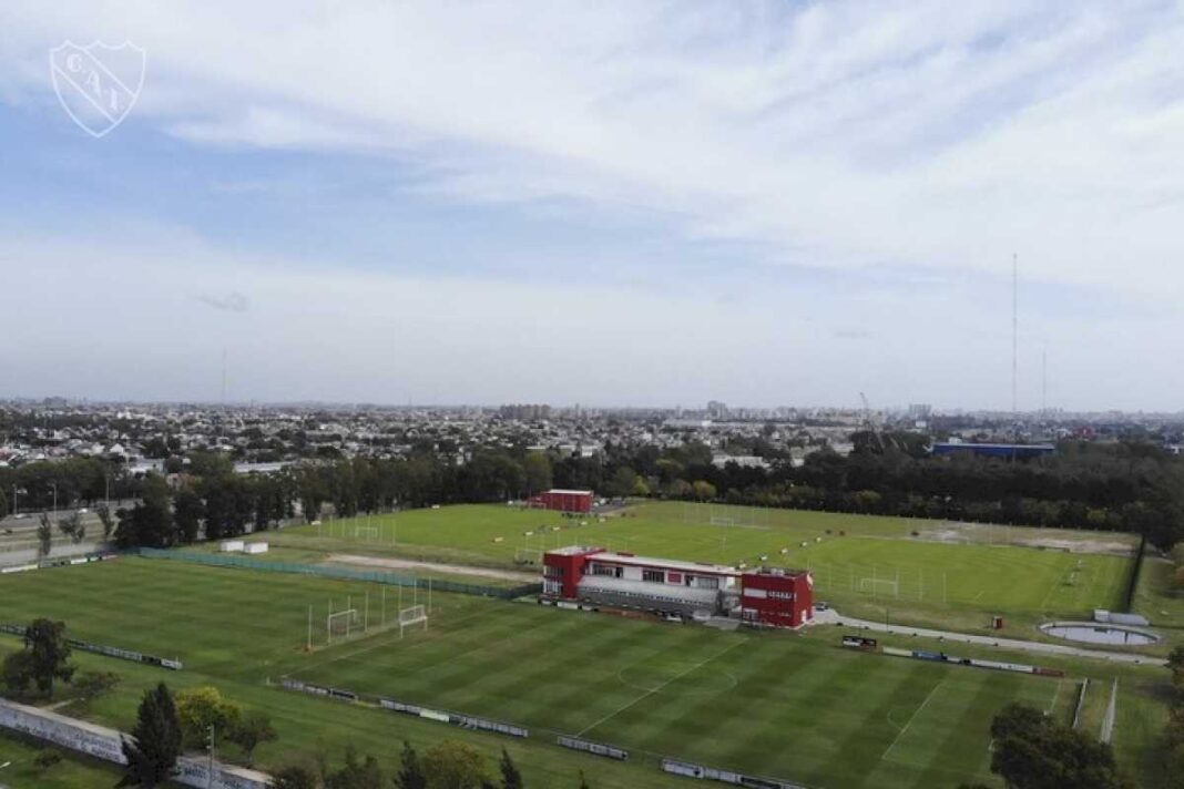 la-barra-de-independiente-amenazo-a-los-jugadores-en-la-previa-del-cruce-con-estudiantes:-la-proxima-no-hablamos